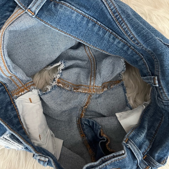 {Old Navy} Boyfriend Distressed Mid-Rise Jean Shorts in Blue - Womens 8 - Picture 8 of 10